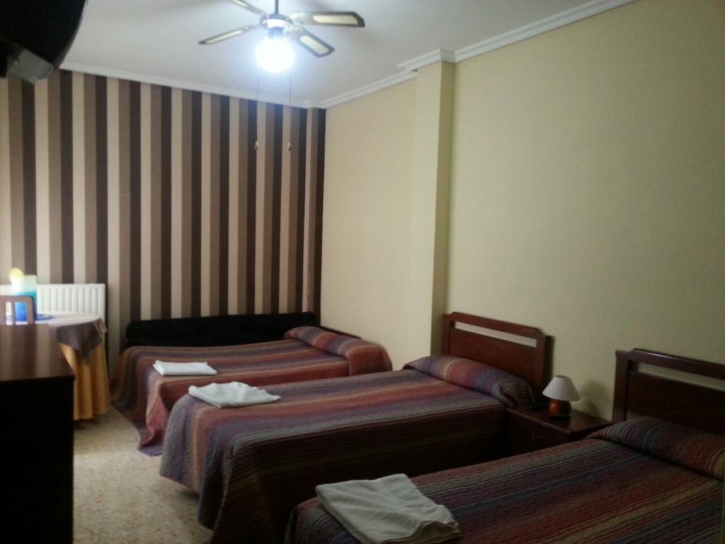 Pension Cinco Villas Логроньо Номер фото
